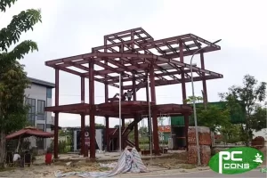 Khung-ngôi-nhà-làm-bằng-thép-tiền-chế-xây-với-tấm-panel-bê-tông-khí-chưng-áp