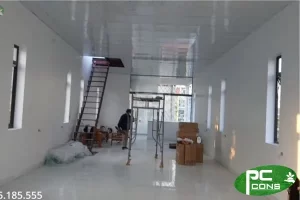 Ngôi nhà 2 tầng dùng kinh doanh và ở. Tường bằng gạch và trần bằng panel bê tông khí chưng áp