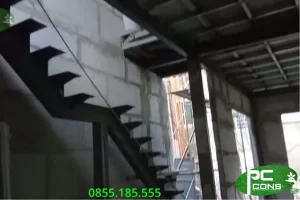 Ngôi nhà 3 tầng bằng khung thép. Tường bằng gạch sàn bằng tấm panel bê tông khí chưng áp
